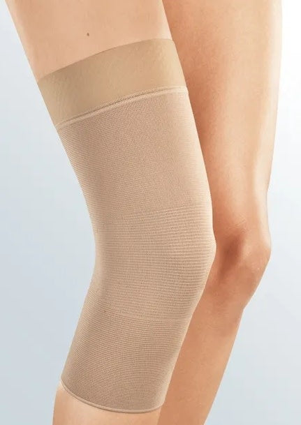 Knee brace with silicone band
